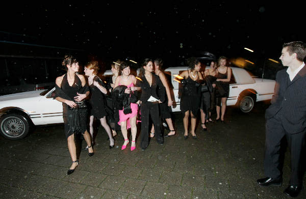 Kerstgala, meisjes komen met limousine ,MaasWaal college. links Petra