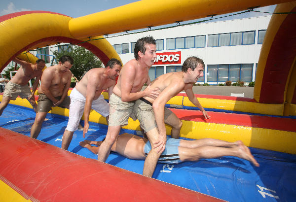 \"Bij bedrijf McDos heeft bij afwezigheid van de directeur de personeelsvereniging een waterglijbaan laten zetten zodat het personeel in de pauze wat afkoeling kan vinden\"