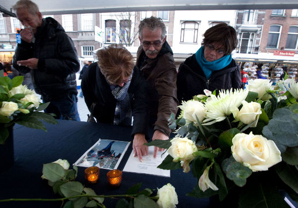 \"Nijmegen, 7-12-2009 . Marktkraam met bloemen als herdenking aan overleden politieagent\"