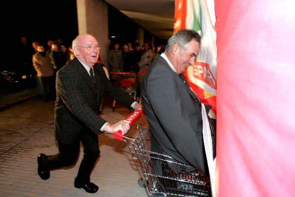 \"Nijmegen, 22-02-2005.
Feestelijke opening nieuwe Sparwinkel, voormalig wethouder
Wim Arnts en bankdirecteur Tini Zeegers\"