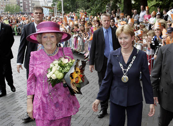 \"Nijmegen, 03-06-2005, 
Koningin bij Valkhofmuseum
foto: Gerard Verschooten ? FC\"