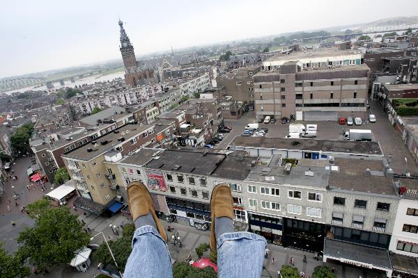 \"Op Plein \'44 met door Douwe Egberts gesponsorde heliumballon 44 meter de lucht in\"