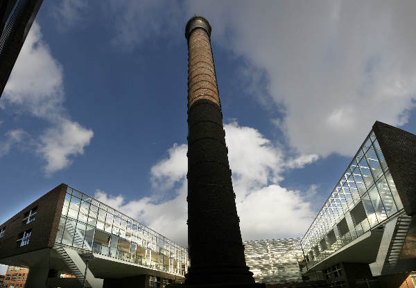 \"Bottendaal, nieuwbouw op Dobbelman terrein. Oude schoorsteen staat nog\"