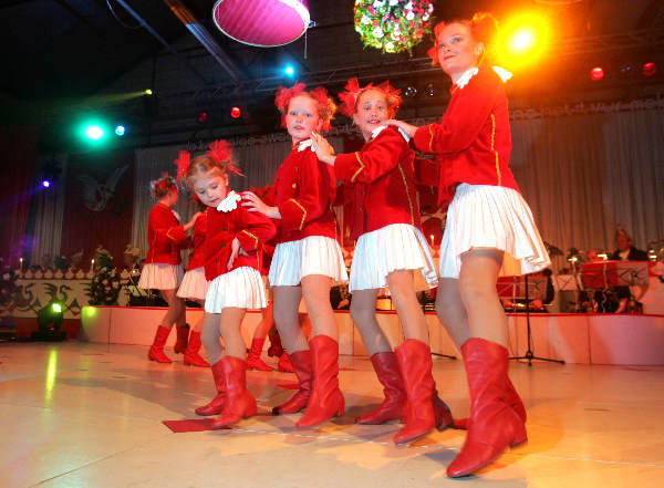 \"Bemmel, 22-01-2005
Carnavalsavond, dansmarieke van 7
foto: Gerard Verschooten ? FC\"