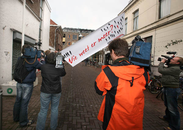 \"vrienden seveke hangen twee spandoeken op op de plek
waar seveke verleden jaar is vermoord\"