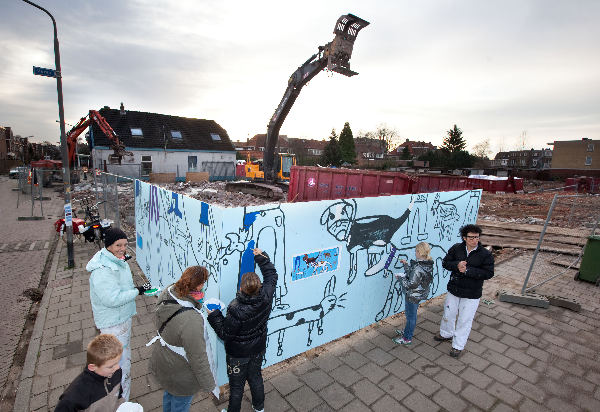 \"Nijmegen, 7-12-2009 . Op de hoek van de Weurtseweg bij supermarkt Jan Linders, maar ook bij de Maasstraat, Waterstraat en Kanaalstraat staan panelen opgesteld bij de diverse (sloop) bouwlocaties. Basisscholieren van de Aquamarijnschool gaan schilderen met kunstenaressen Mireille Ligterink en Carla Dijs\"