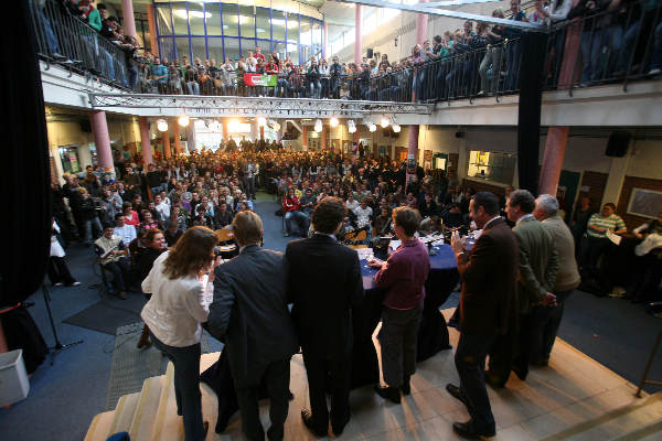 \"Verkiezingsdebat Montessorie college, Acht kamerleden -praten met 650 leerlingen.\"