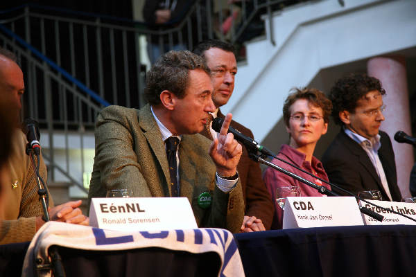 \"Verkiezingsdebat Montessorie college, Acht kamerleden -praten met 650 leerlingen.\"