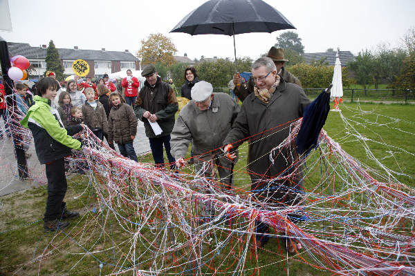 \"opening speelveld Slijk Ewijk, Op de hoek Paulstraat/Loenensestraat\"