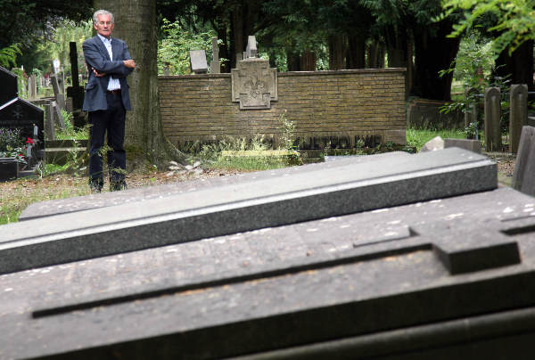 \"Bart Jansen op de begraafplaats  Daalseweg ivm boek bij oorlogsmonument\"