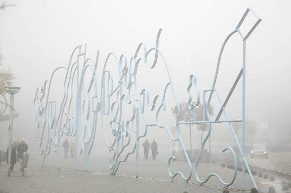 \"plein Kelfkensbos, Door de mist is hetmuseum niet meer te zien door het kunstwerk\"