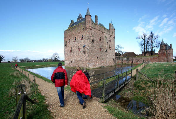 \"Wandelaars tijdens de Kastelentocht, Doornenburg\"