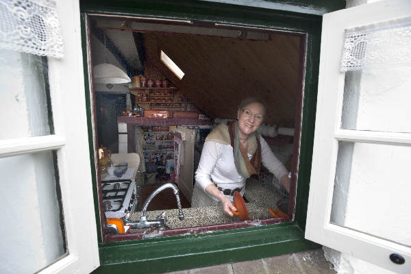 \"Tom Mulder en zijn vrouw zijn blij  dat hun boerderij De Klispoel een monument wordt, Vormersesluisweg 3 Wijchen\"