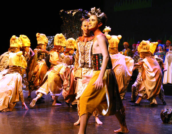 \"De NSG heeft drie avonden lang de Nijmeegse
stadsschouwburg vol met de musical Hakuna Matata, de Leeuwenkoning\"