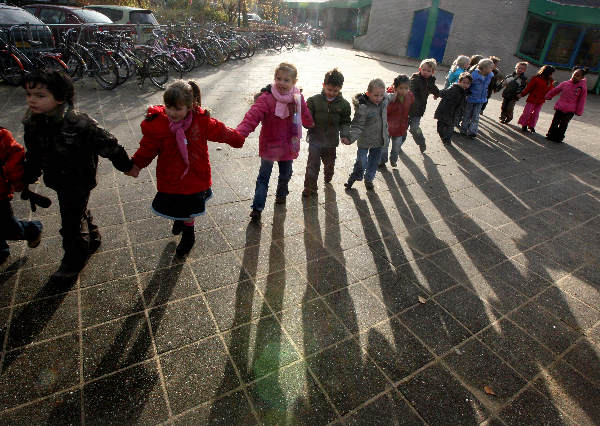"Hand in hand verlaten kinderen van de Montissori basisschool in Leuvensbroek het gebouw bij een brandalarm naar aanleiding  van een brandweeroefening"