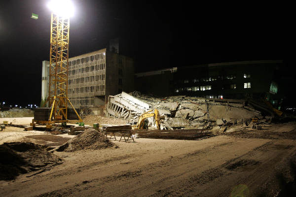 \"Nijmegen, 27-01-2005.
B-faculteiten RU, Sloop en Nieuwbouw.
\"Ground zero\"
foto: Gerard Verschooten ?  
30-01-2005\"