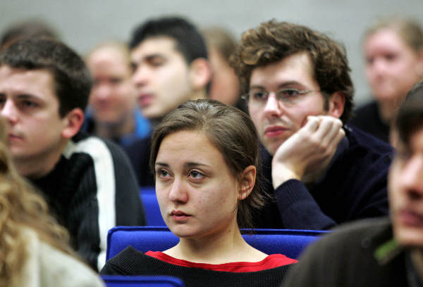 \"Nijmegen, 28-01-2005
Nieuwe buitenlandse studenten op de RU, Ontmoeting en Feest O 42
foto: Gerard Verschooten ? FC\"