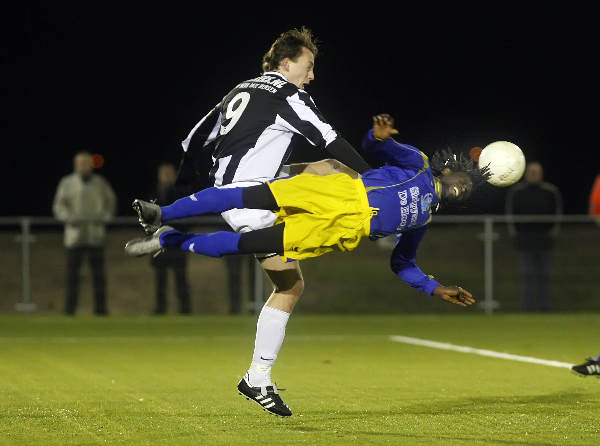 \\\"bekervoetbal: Achilles\\\'29 - Babberich, 
Abdulai Rogers van Babberich ligt (weer) dwars, Ivo Rigter kan niet bij de bal\\\"