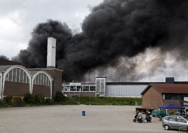 \"Grote brand op het industrieterrein. Bij het bedrijf Kelco BV aan de Winselingseweg brak rond kwart over vier zaterdagmiddag brand uit.
Terrein Vasim\"