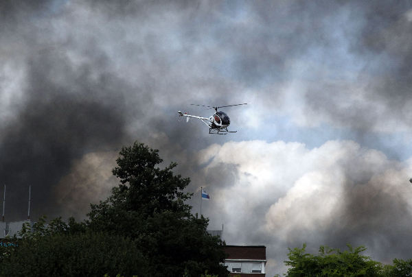 \"Grote brand op het industrieterrein. Bij het bedrijf Kelco BV aan de Winselingseweg brak rond kwart over vier zaterdagmiddag brand uit.
Verkennershelikopter\"