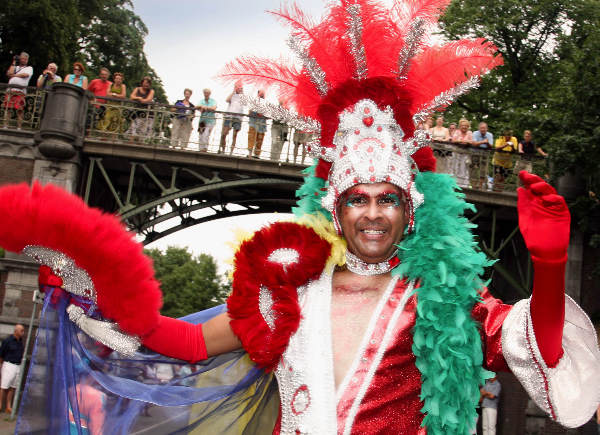 \"Caribische carnavalsoptocht van Amanne naar de
Waalkade._\"