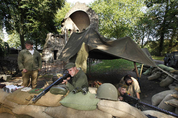 \"Valkhofpark wordt goed bewaakt ivm Market Garden door  semi-Amerikaanse soldaten in zandzakkenstelling\"