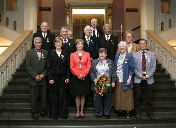 \"Nijmegen, 29-04-2005.
Lintjesregen 2005, groepsfoto met burgemeester
Red. Rijk van Nijmegen
foto: Gerard Verschooten ?  
29-04-2005\"