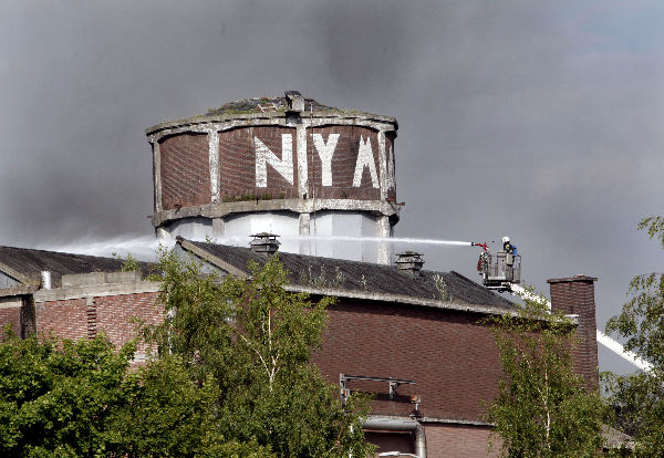 \"Grote brand op het industrieterrein. Bij het bedrijf Kelco BV aan de Winselingseweg brak rond kwart over vier zaterdagmiddag brand uit\"