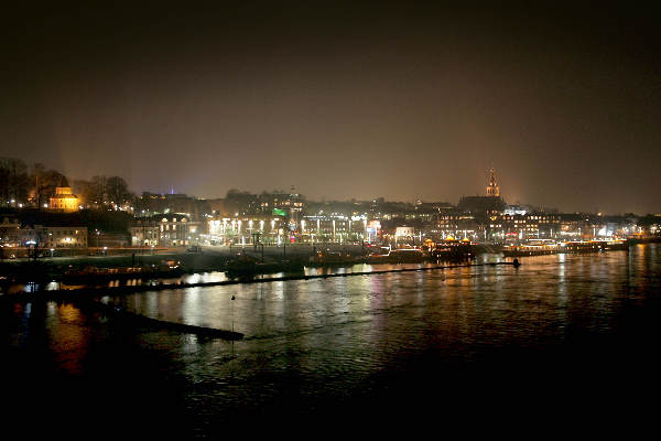 \"Nijmegen, 29-03-2005.
waalkade by night, vanaf de Waalbrugfoto: Gerard Verschooten ?  
29-03-2005\"