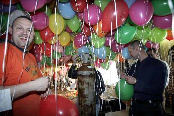 \"slijk Ewijk, 30-04-2005.
Opblazen ballonnen
foto: Gerard Verschooten ?  
01-05-2005\"
