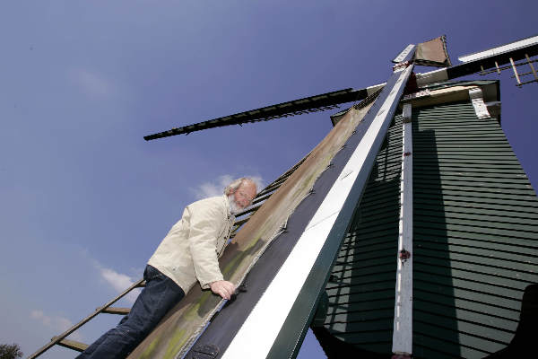 \"van stiphout bij zijn molen de zeldenrust legt de zeilen voor, bij deze molen vindt zondag een toneelstuk plaats.\"