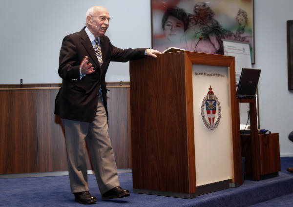 \"Auschwitz-overlevende Fred Schwarz, het Soeterbeeck Programma van de Radboud Universiteit Nijmegen\"