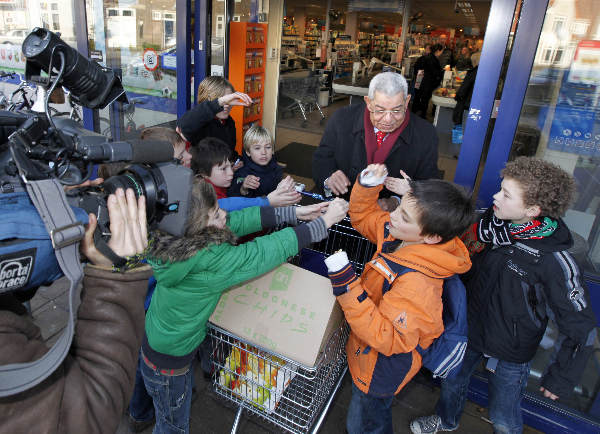 \"Nijmegen, 28-1-2009 . voetbalplaatjesgekte bij AH aan Daalseweg.\"