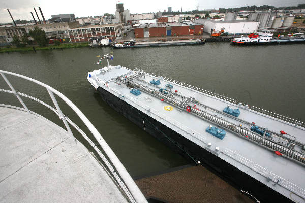 "Vrachtschip van 124 meter, tankt biodiesel bij Koole. enorme gevaarte sluit bijna de
hele haven af, aldus de havenmeester."