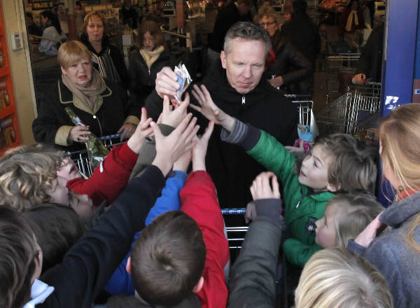 \"Nijmegen, 28-1-2009 . voetbalplaatjesgekte bij AH aan Daalseweg.\"