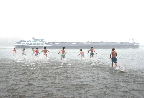 \"Tien studenten van Heerendispuut Faunus nemen om
15.45 uur een nieuwjaarsduik in de Waal\"