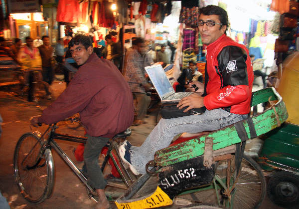 India, nov. 2006.
New Delhi, Op de fietstaxi door de bazar, meer foto\'s India in serie: Album India 2006\"