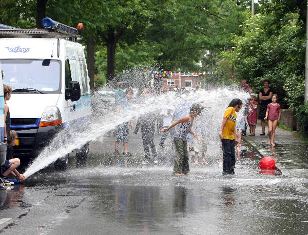 \"Straatspeeldag in de Heydenrijckstraat en tegelijk doorspoelen waterleiding door Vitens, Waterpret dus.\"