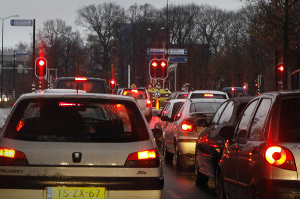 \"kruispunt bij Winkelcentrum Dukenburg, ergernissen over verkeersstromen.\"