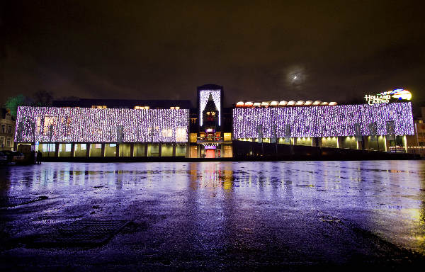 \"Verlicht Casino aan Waalkade, kerstsfeer\"