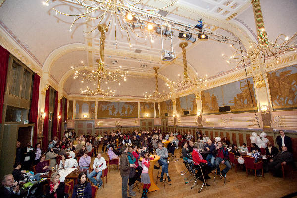 \"Nijmegen, 15-12-2009 . Naturaliatiedag 2009, 290 mensen genaturalieerd in de Vereeniging. de certificaten werden uitgereikt door Hans van Hooft, loco-burgemeester.\"