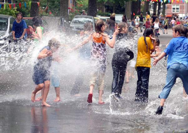 \"Straatspeeldag in de Heydenrijckstraat en tegelijk doorspoelen waterleiding door Vitens, Waterpret dus.\"