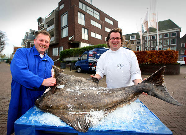 \"Heeeele grote heilbot  va 65 kilo, 75 jaar, wordt aangeboden bij  Jurgen van De Schat\"