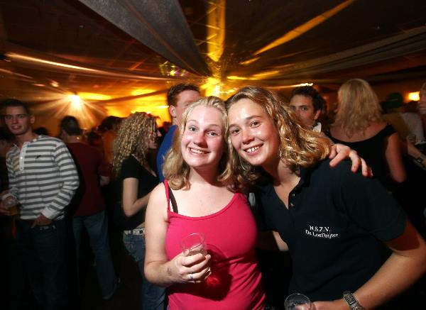 \"Introduktie RU-Nijegen, Bos-feest in Koplinghuis met veel studenten en fietsen
foto: Gerard Verschooten ? FC\"