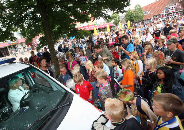 \"Millingen, ouders en kids gaan in protestmars van speeltuin
steense gemeente aan steenstraat naar gemeentehuis_ Burgemeester vd Steen spreekt de kinderen vanuit een politiebusje toe\"