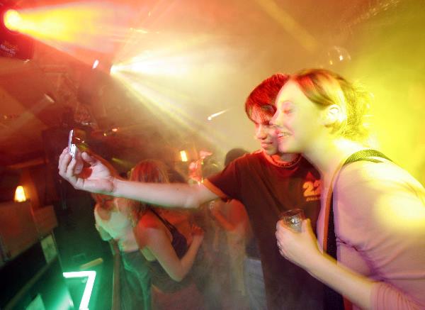 \"Introduktie RU-Nijegen, Bos-feest in Koplinghuis met veel studenten en fietsen
foto: Gerard Verschooten ? FC\"