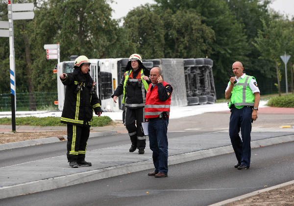 \"Omgevallen tankauto in Bemmel politie en brandweer\"