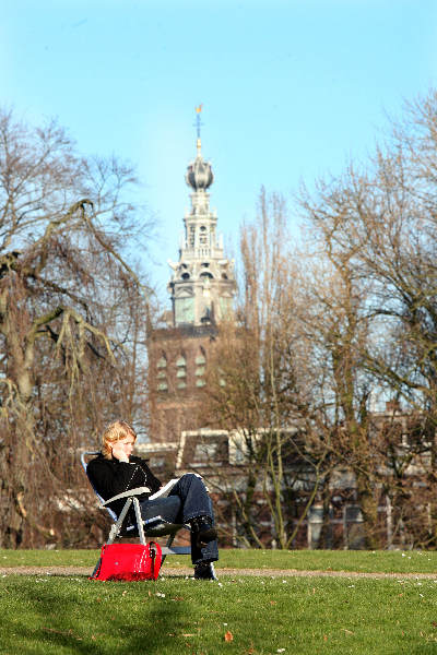 \"Kronenburgerpark, lente, studente met Stevenskerktoren op de achtergrond\"