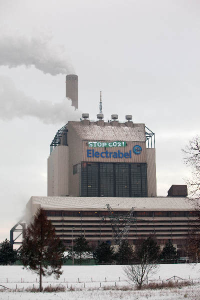 \"Nijmegen, 18-12-2009 . Aktievoerders hangen spandoek: \'STOP CO2\'  aan gevel electriciteitsmaatschappij Electrabel ivm klimaatconferentie\"