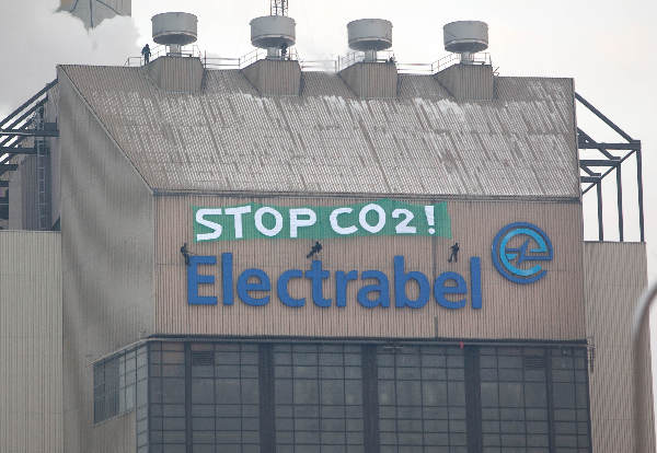 \"Nijmegen, 18-12-2009 . Aktievoerders hangen spandoek: \'STOP CO2\'  aan gevel electriciteitsmaatschappij Electrabel ivm klimaatconferentie\"